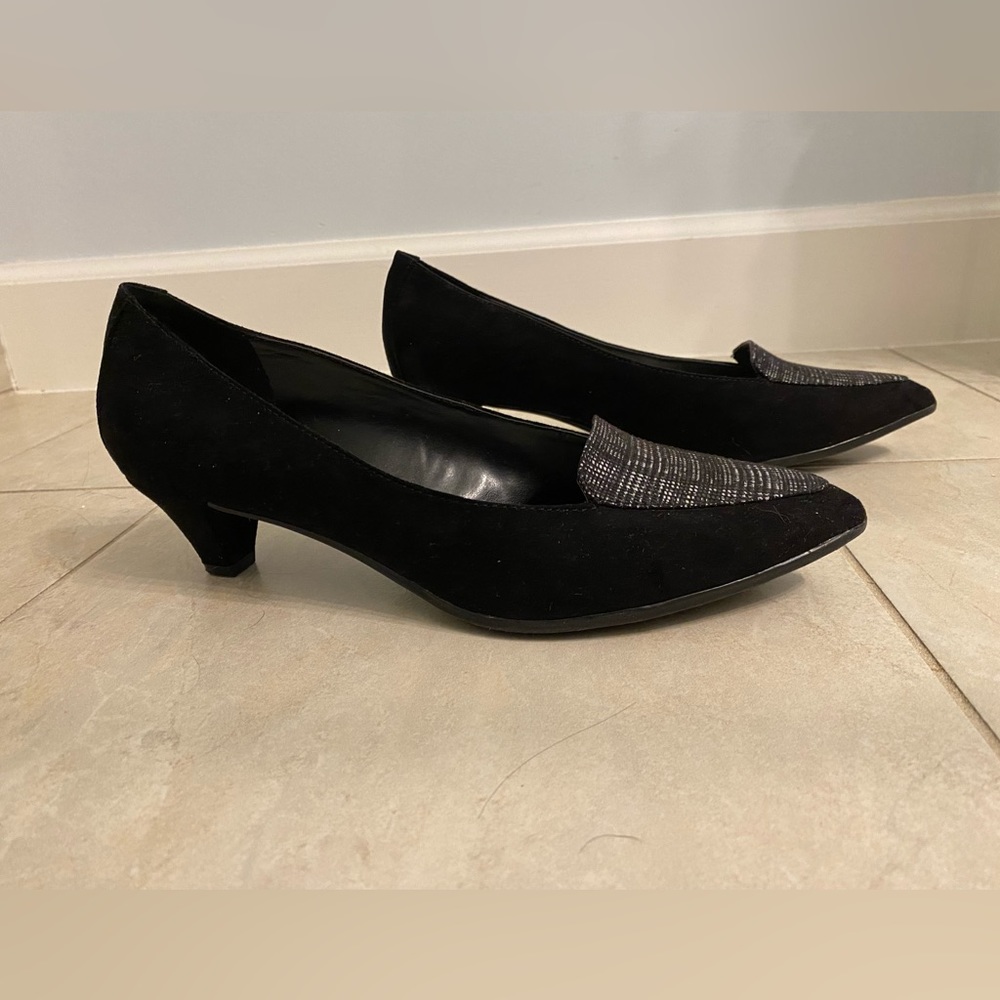 Black low heel pumps